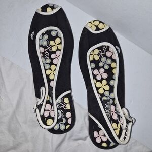 Roxy Black and White Flats Sandals Floral Insides Size 9